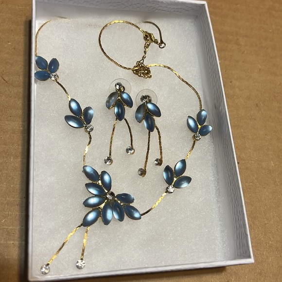 Vintage Girl Props Gold-tone Gorgeous Blue Crystal Floral Necklace Earrings Set - Picture 2 of 9